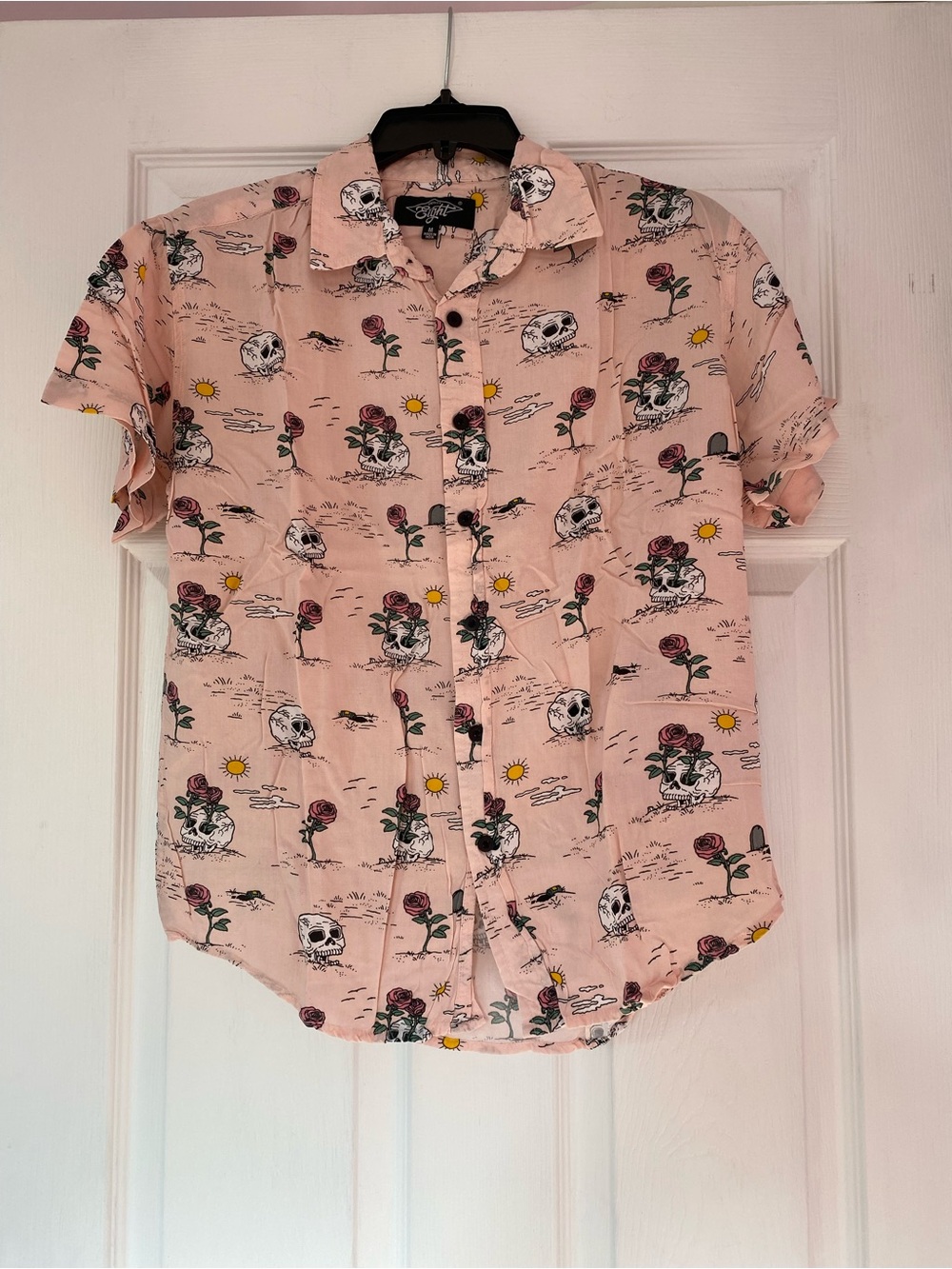 EIGHTY EIGHT brand Pink button-up shirt with skulls and roses print, size Medium